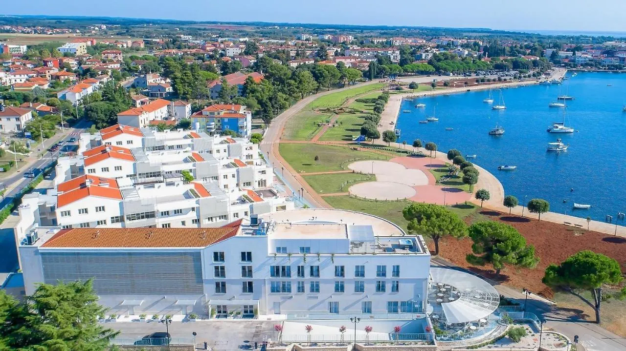 Garden Palace Pool Deluxe Apartment Umag
