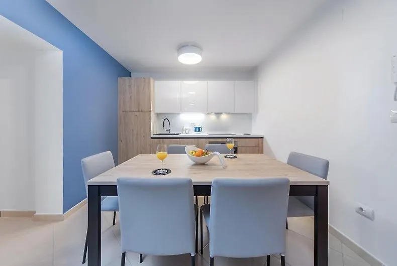 Garden Palace Pool Deluxe Apartment Umag 0*,