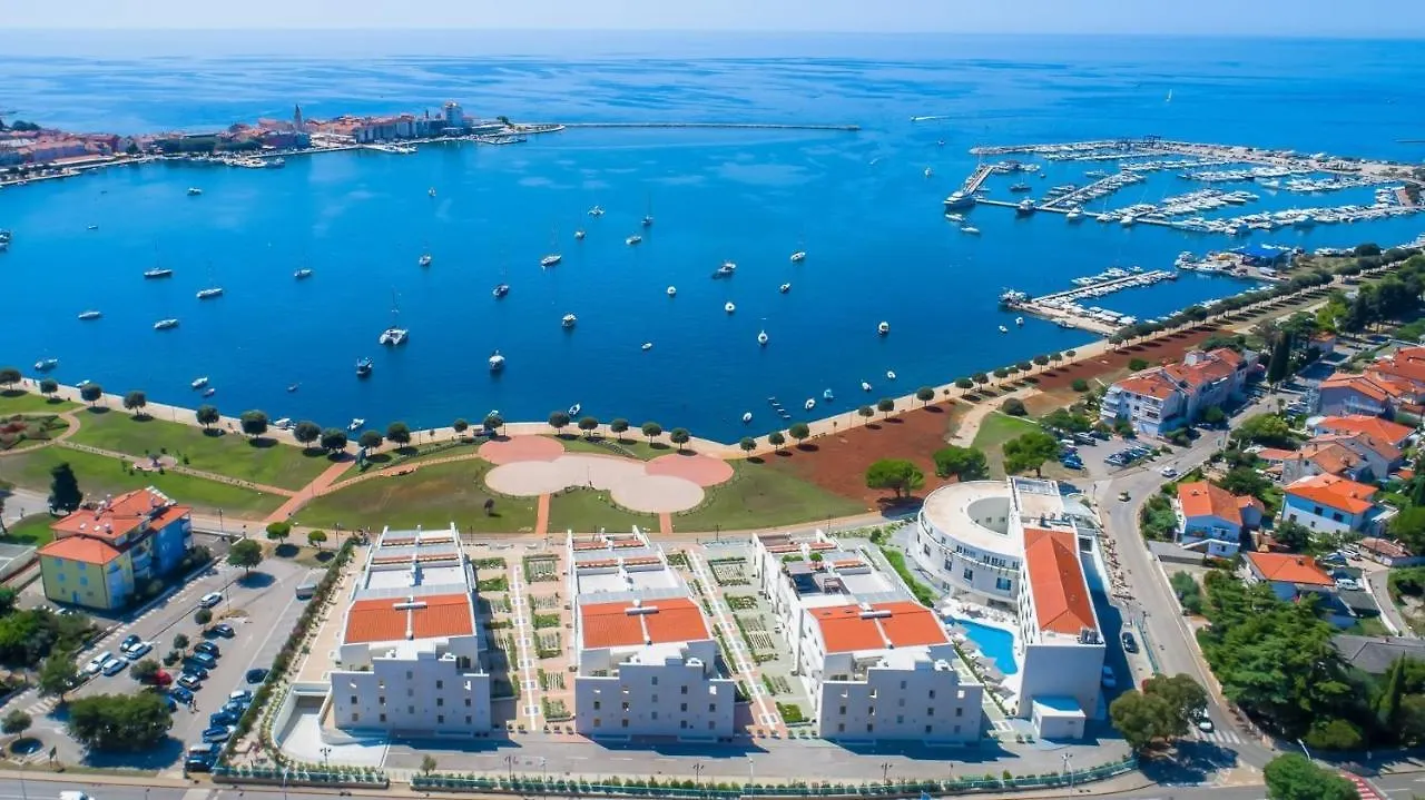 Garden Palace Pool Deluxe Apartment Umag 0*,