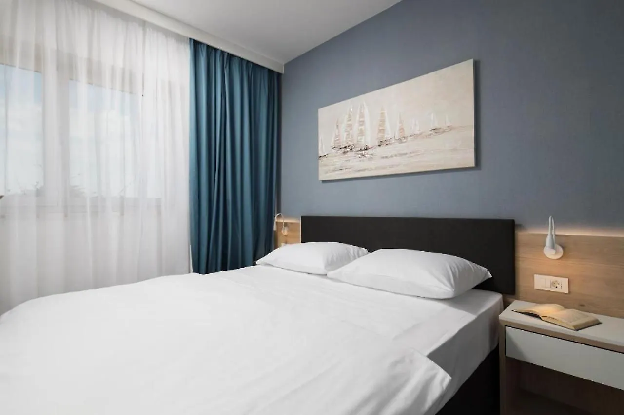 Garden Palace Pool Deluxe Apartment Umag
